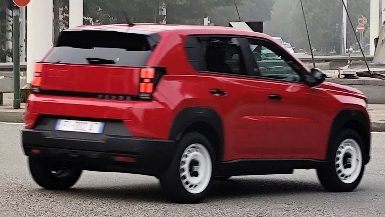 Το νέο Fiat Grande Panda εντοπίστηκε με λευκές σιδερένιες ζάντες